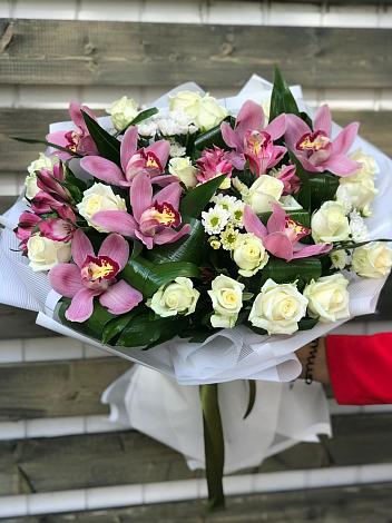 Букет цветов из: Розы и Хризантемы в Новодрожжино